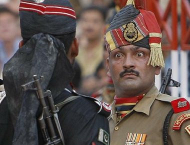 Η στρατιωτική τελετή συνόρων Ινδίας-Πακιστάν… βίντεο για γέλια!